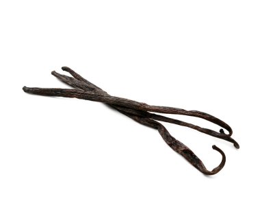 Kurutulmuş vanilya kabukları beyaza izole edilmiş.