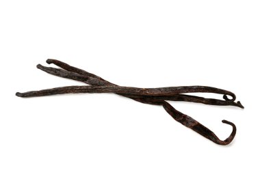 Kurutulmuş vanilya kabukları beyaza izole edilmiş.