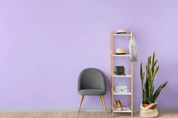 Stellingkast Met Accessoires Stoel Kamerplant Nabij Lila Wand — Stockfoto