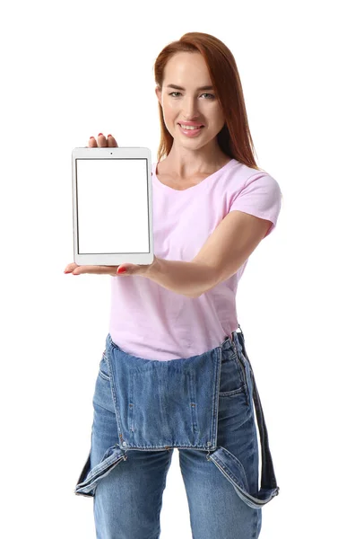 Beyaz Arka Planda Tablet Bilgisayarı Olan Genç Kızıl Saçlı Kadın — Stok fotoğraf