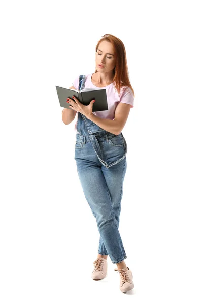 Joven Pelirroja Escribiendo Cuaderno Sobre Fondo Blanco — Foto de Stock