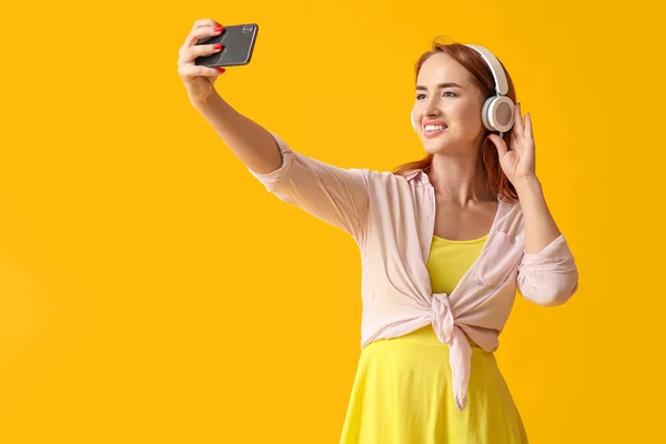 Jovem Ruiva Fones Ouvido Tomando Selfie Fundo Amarelo — Fotografia de Stock