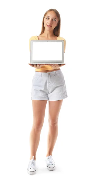 Hübsche Junge Frau Kurzen Hosen Mit Laptop Auf Weißem Hintergrund — Stockfoto