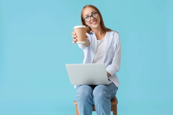 Hübsche Junge Frau Mit Tasse Kaffee Mit Laptop Auf Blauem — Stockfoto
