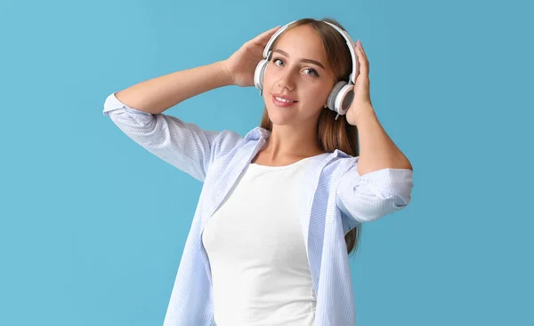 Mujer Bastante Joven Auriculares Escuchando Música Sobre Fondo Azul —  Fotos de Stock
