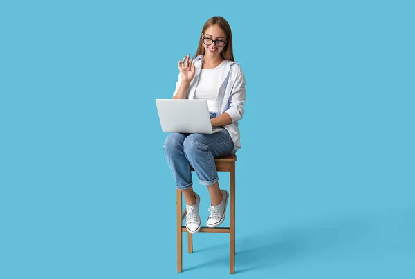 Hübsche Junge Frau Brille Mit Laptop Auf Blauem Hintergrund — Stockfoto