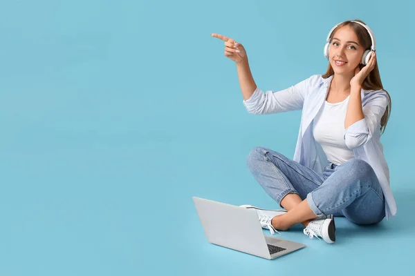 Mulher Bonita Fones Ouvido Apontando Para Algo Fundo Azul — Fotografia de Stock