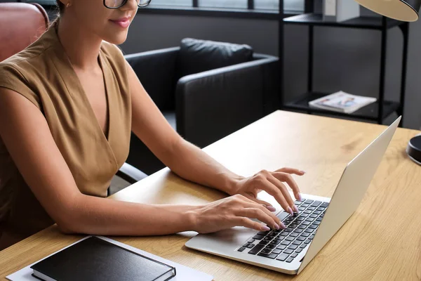 Junge Geschäftsfrau Arbeitet Mit Laptop Tisch Büro — Stockfoto
