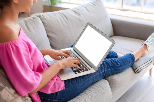 Jovem Mulher Usando Laptop Sofá Casa — Fotografia de Stock