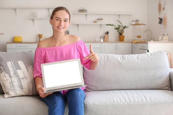 Young Woman Pointing Laptop Blank Screen Sofa Home — Stock Photo, Image