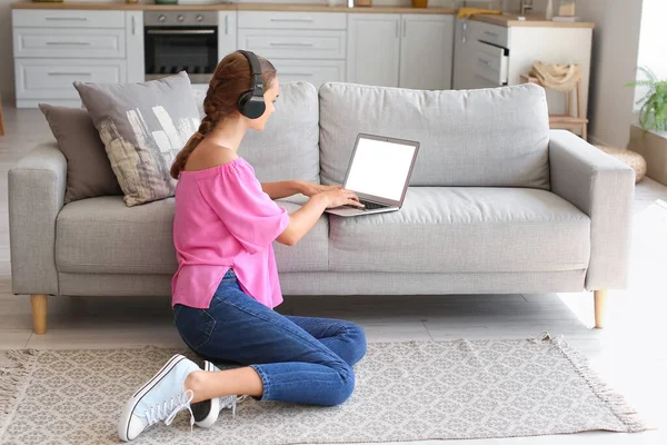Jovem Mulher Fones Ouvido Usando Laptop Casa — Fotografia de Stock