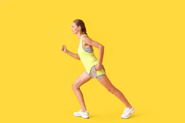 Sportovní Mladá Žena Běží Žlutém Pozadí — Stock fotografie