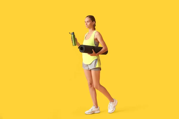 Sportieve Jonge Vrouw Met Yoga Mat Fles Water Gele Achtergrond — Stockfoto