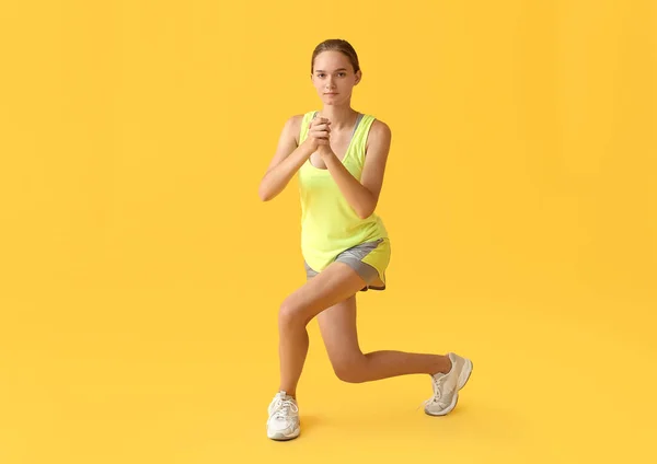 Sportovní Mladá Žena Cvičení Žlutém Pozadí — Stock fotografie