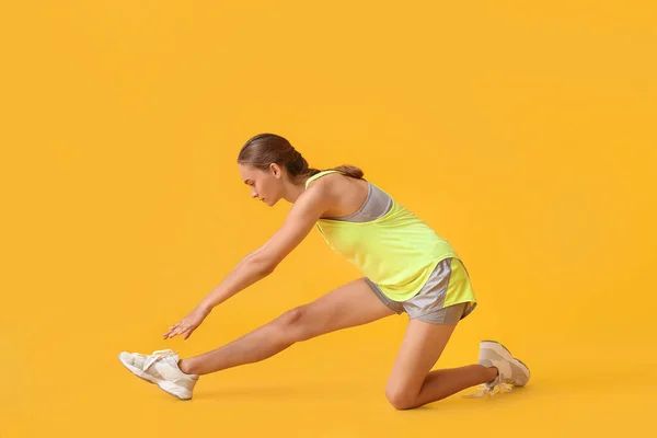 Sportieve Jonge Vrouw Oefenen Gele Achtergrond — Stockfoto