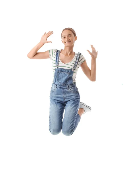 Jovem Mulher Macacão Jeans Pulando Fundo Branco — Fotografia de Stock