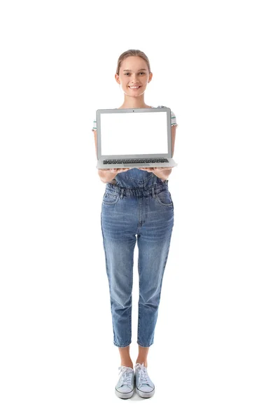 Mujer Joven Sosteniendo Portátil Con Pantalla Blanco Sobre Fondo Blanco —  Fotos de Stock