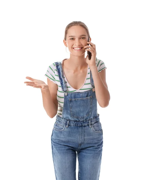 Jovem Mulher Macacão Jeans Falando Por Telefone Celular Fundo Branco — Fotografia de Stock