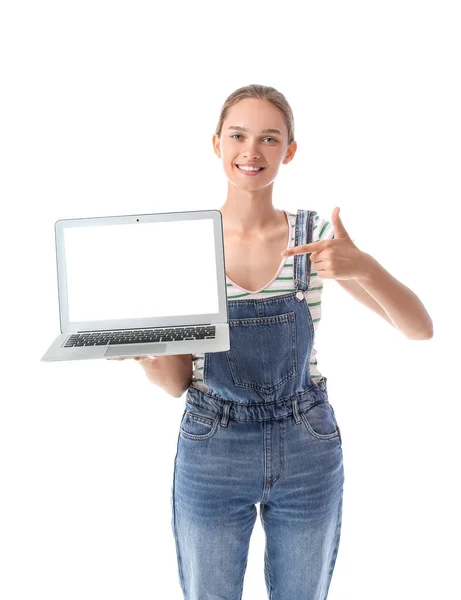 若いです女性ポインティングノートパソコンとともに空白画面上の背景 — ストック写真