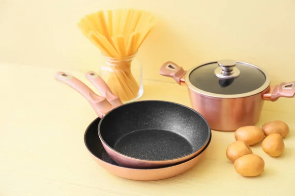 Copper Frying Pans Cooking Pot Potatoes Jar Raw Pasta Yellow — Stock Photo, Image