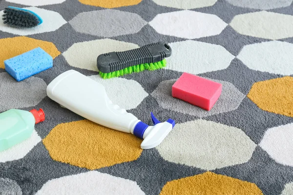 Renkli halıda temizlik malzemeleri.