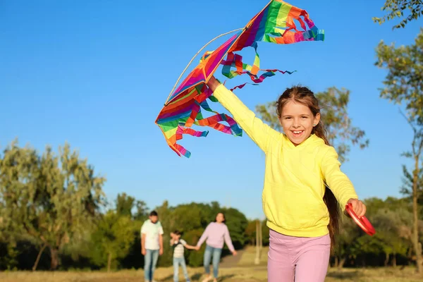 Счастливая Маленькая Девочка Воздушным Змеем Парке — стоковое фото