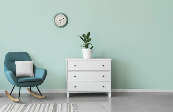 Pecho Cajones Con Planta Interior Acogedor Sillón Cerca Pared Verde — Foto de Stock