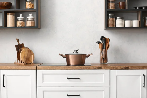 厨房靠近轻墙的炉灶上的铜锅 — 图库照片