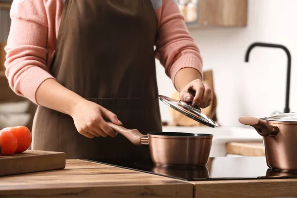 Mujer Con Cacerola Cobre Tapa Cocina —  Fotos de Stock