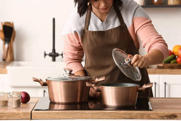 Mujer Cocinando Olla Cobre Casa —  Fotos de Stock