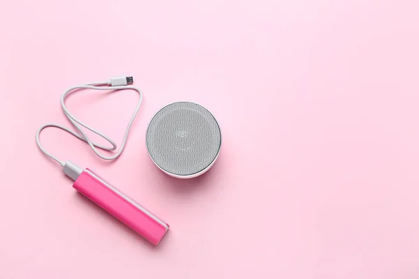 Power Bank Usb Cable Speaker Pink Background — Stock Photo, Image