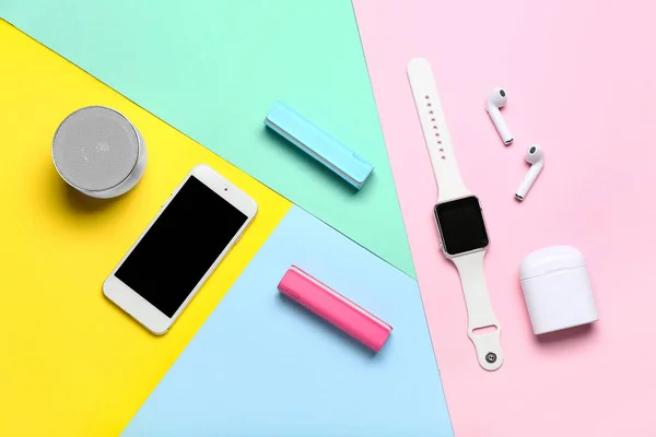 Moderne Gadgets Met Powerbanks Kleur Achtergrond — Stockfoto