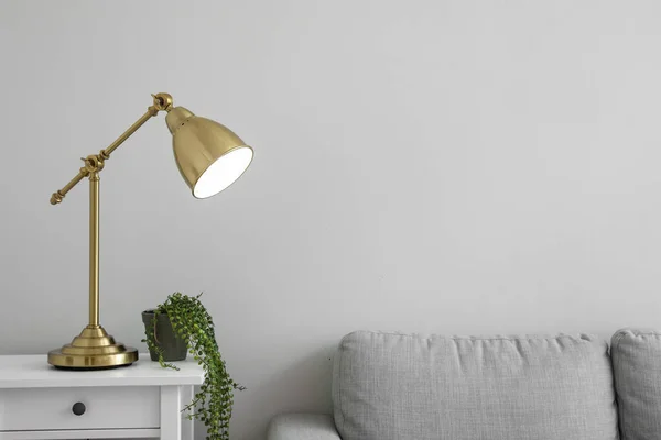 Gouden Lamp Tafel Buurt Van Lichtmuur Woonkamer — Stockfoto