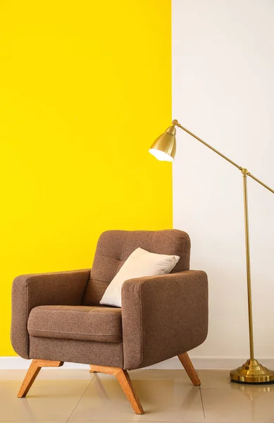 Arany Standard Lámpa Fotel Közelében Színes Fal — Stock Fotó