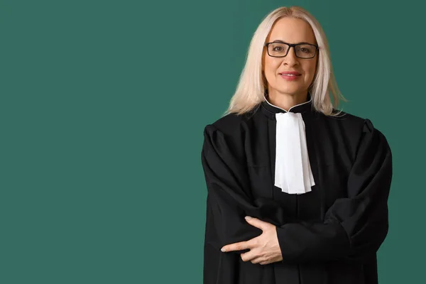 Yeşil Arka Planda Cübbeli Olgun Kadın Yargıç — Stok fotoğraf