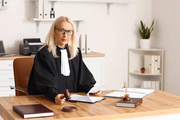 Зрелая Женщина Судья Молотком Документом Работающая Столом Зале Суда — стоковое фото