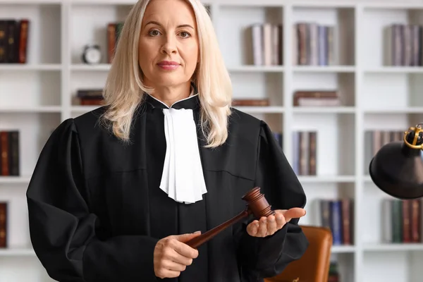 Mahkeme Salonunda Tokmağıyla Olgun Bir Kadın Yargıç — Stok fotoğraf