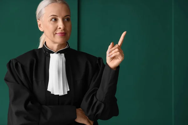 Mature Female Judge Pointing Something Green Background — Stock Photo, Image