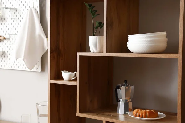 Houten Plankenkast Met Servies Koffiezetapparaat Croissant Bij Lichte Wand Keuken — Stockfoto