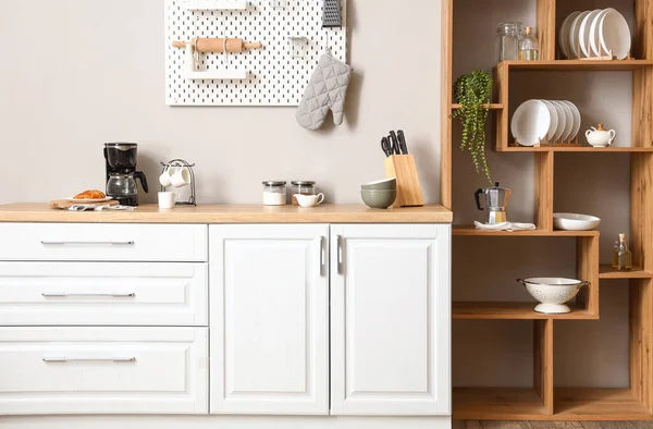 Interior Cocina Ligera Con Estantería Madera Pegboard — Foto de Stock