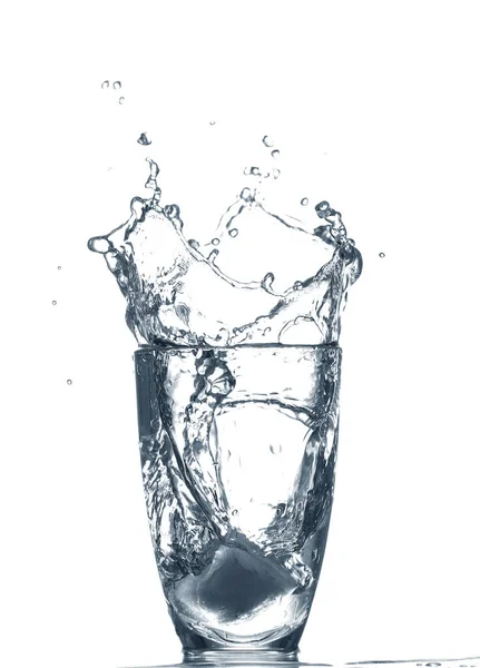 Склянка Чистої Води Бризкою Ізольовано Білому — стокове фото