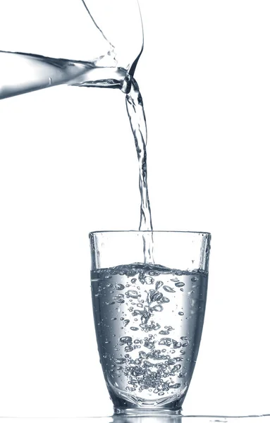 Наливання Чистої Води Склянку Ізольовано Білому — стокове фото