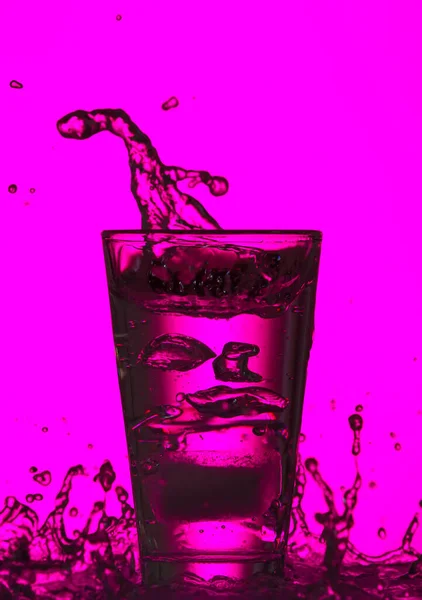 Szklanka Czystej Wody Pluskiem Tle Koloru — Zdjęcie stockowe