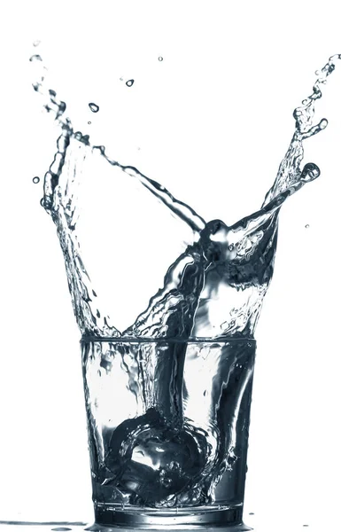 Szklanka Czystej Wody Rozpryskiem Odizolowanym Biało — Zdjęcie stockowe