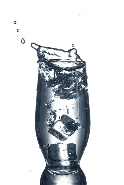 用清澈的水和水花隔离在一起的玻璃杯 — 图库照片