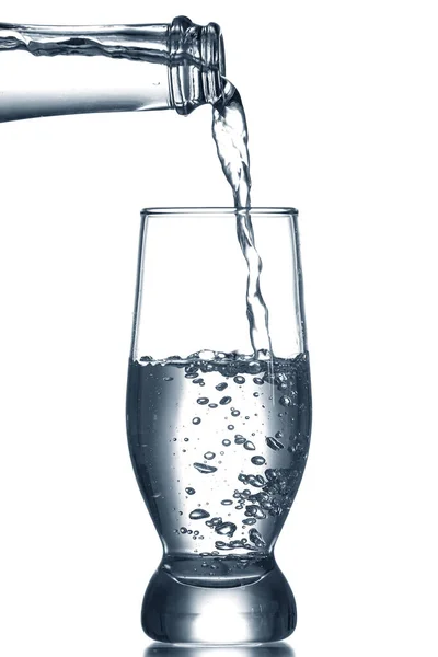 Gieten Van Helder Water Glas Geïsoleerd Wit — Stockfoto