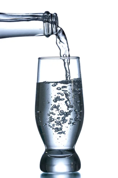 Gieten Van Helder Water Glas Geïsoleerd Wit — Stockfoto