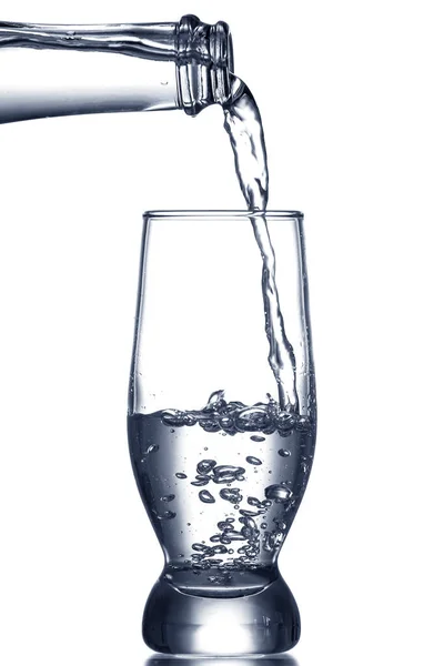 Despejo Água Límpida Vidro Isolado Sobre Branco — Fotografia de Stock