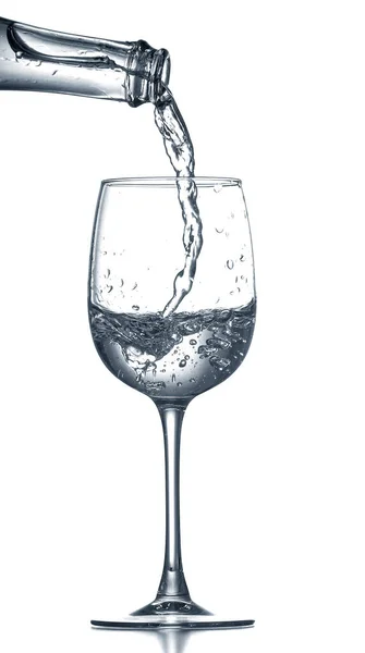 Despejo Água Límpida Vidro Isolado Sobre Branco — Fotografia de Stock