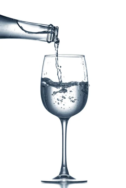 Наливання Чистої Води Склянку Ізольовано Білому — стокове фото